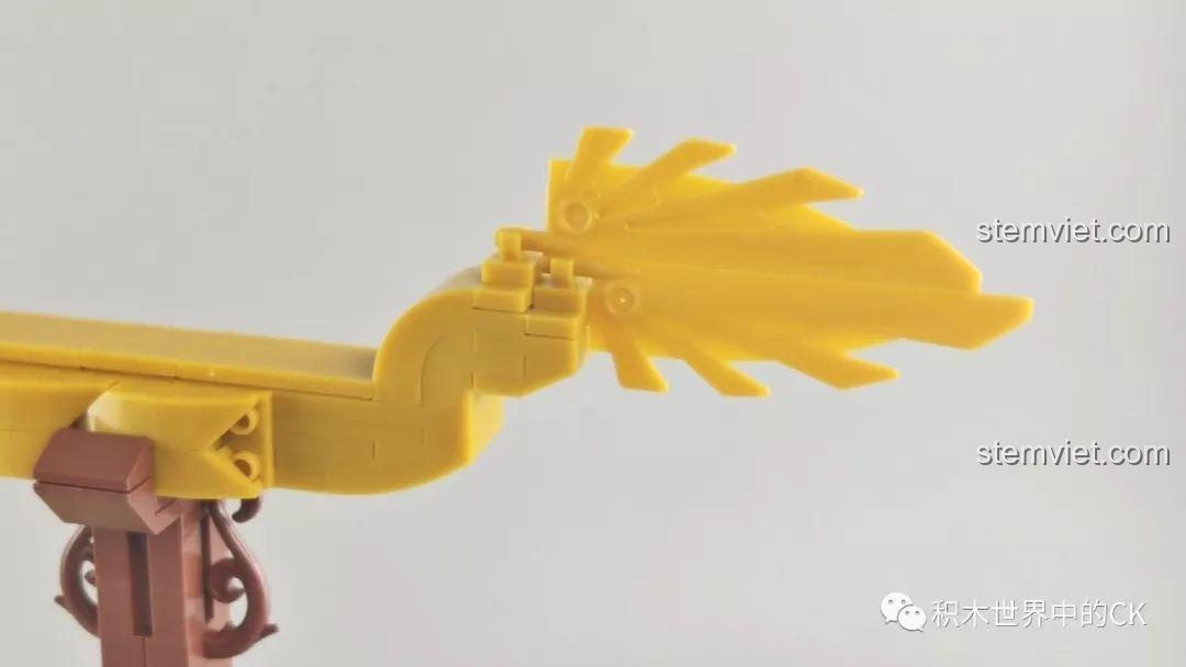 Cận cảnh đuôi rồng của mô hình Tầm Long Xích SEMBO 605102, chi tiết sắc nét, hoàn thiện cho bộ lắp ráp.