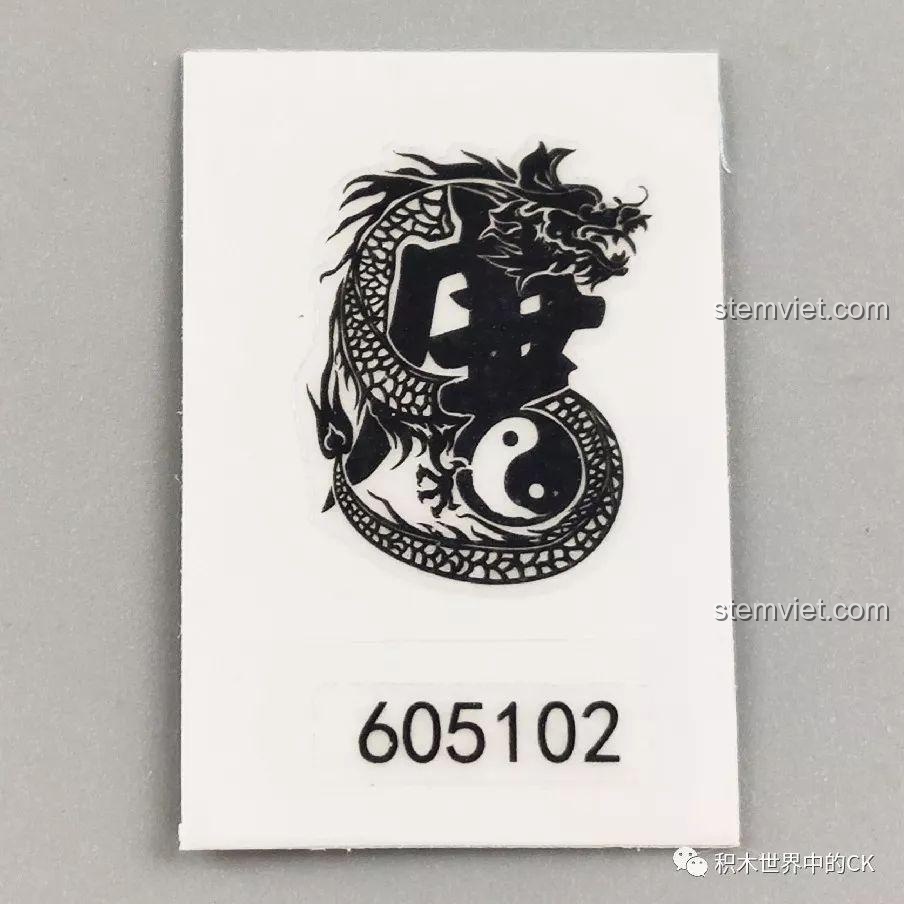 Miếng dán chi tiết cho bộ lắp ráp SEMBO 605102 Tầm Long Xích, có hình rồng và biểu tượng âm dương, mã số 605102, tăng tính thẩm mỹ cho mô hình.