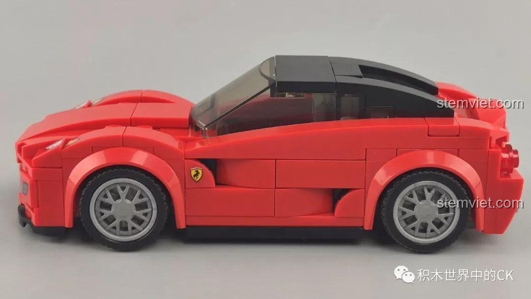 Góc nhìn ngang của mô hình xe đua màu đỏ Sembo 607049, thể hiện đường nét mượt mà.