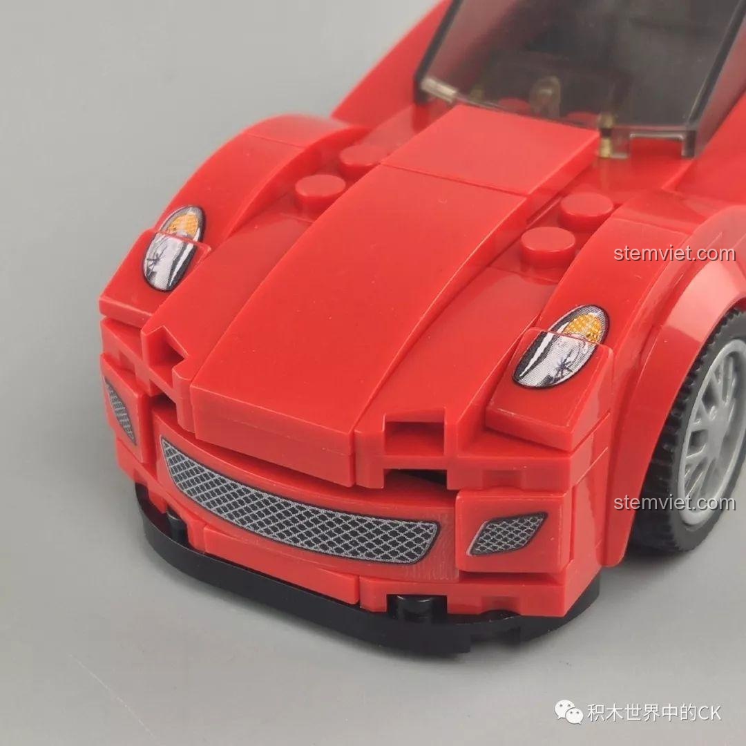 Cận cảnh phần đầu xe của mô hình xe đua màu đỏ Sembo 607049, với lưới tản nhiệt và đèn pha.