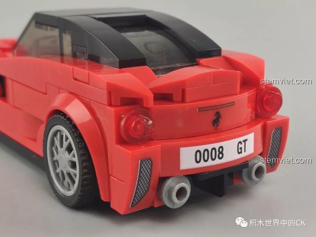 Cận cảnh phần đuôi xe của mô hình xe đua màu đỏ Sembo 607049, với biển số và ống xả.