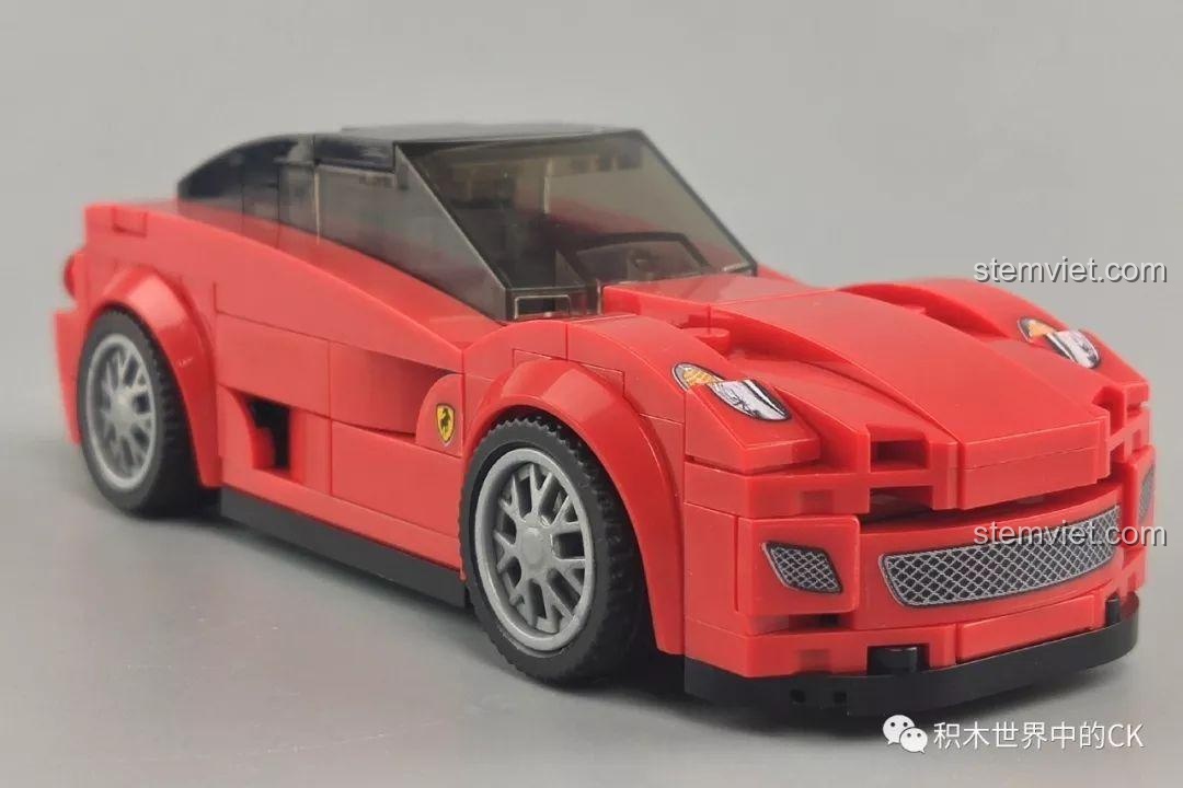 Góc nhìn thấp của mô hình xe đua màu đỏ Sembo 607049, thể hiện chi tiết bánh xe và thân xe.