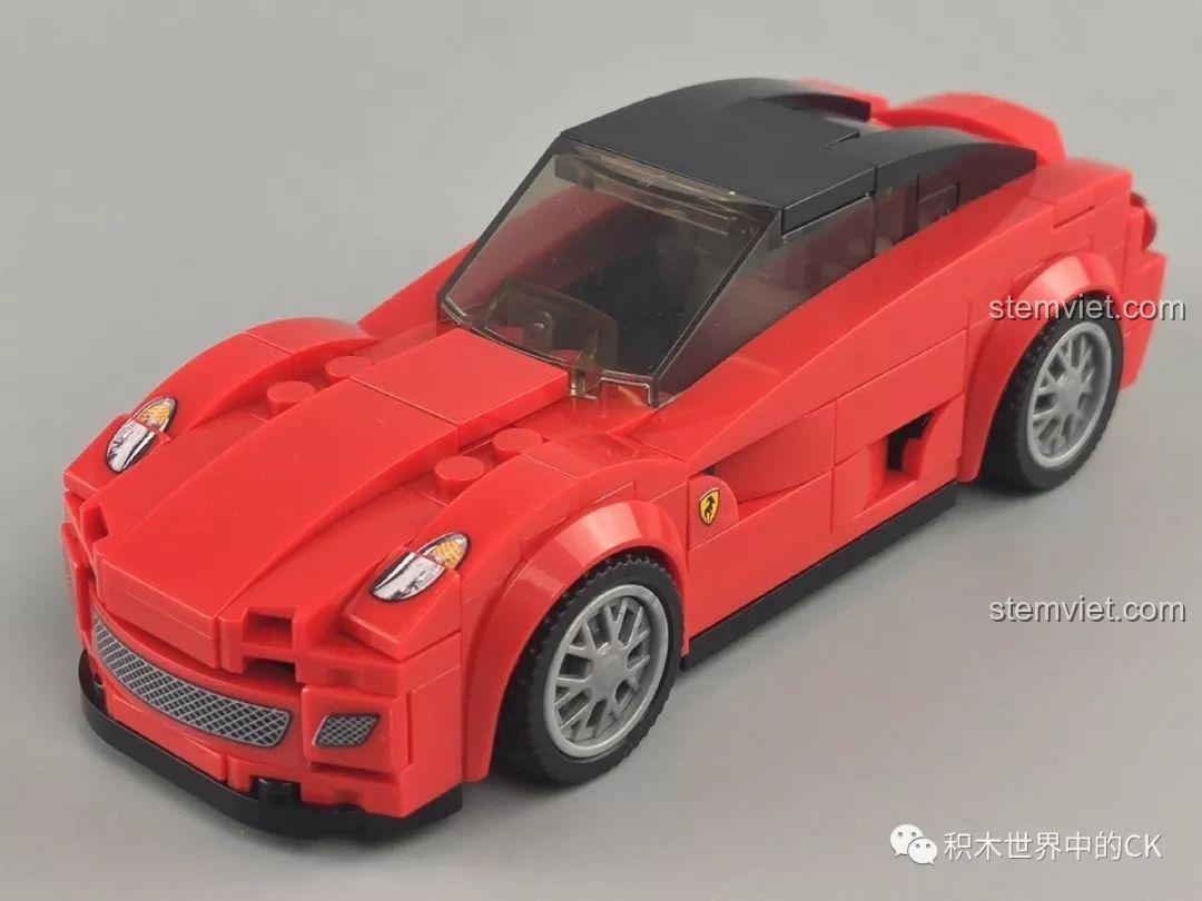 Mô hình xe đua màu đỏ Sembo 607049 đã lắp ráp hoàn chỉnh, góc nhìn 3/4 phía trước.