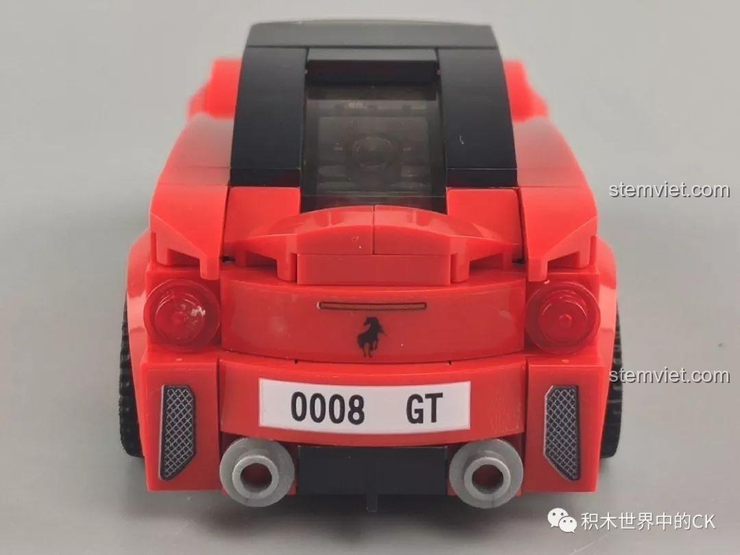 Mặt sau của mô hình xe đua màu đỏ Sembo 607049, hiển thị biển số và logo.