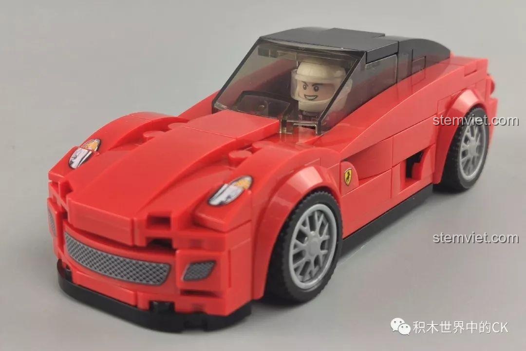 Mô hình xe đua màu đỏ Sembo 607049 với minifigure tay đua ngồi bên trong xe.