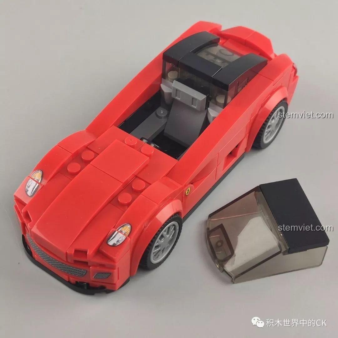 Mô hình xe đua màu đỏ Sembo 607049 với phần mái xe được tháo ra, lộ nội thất bên trong.