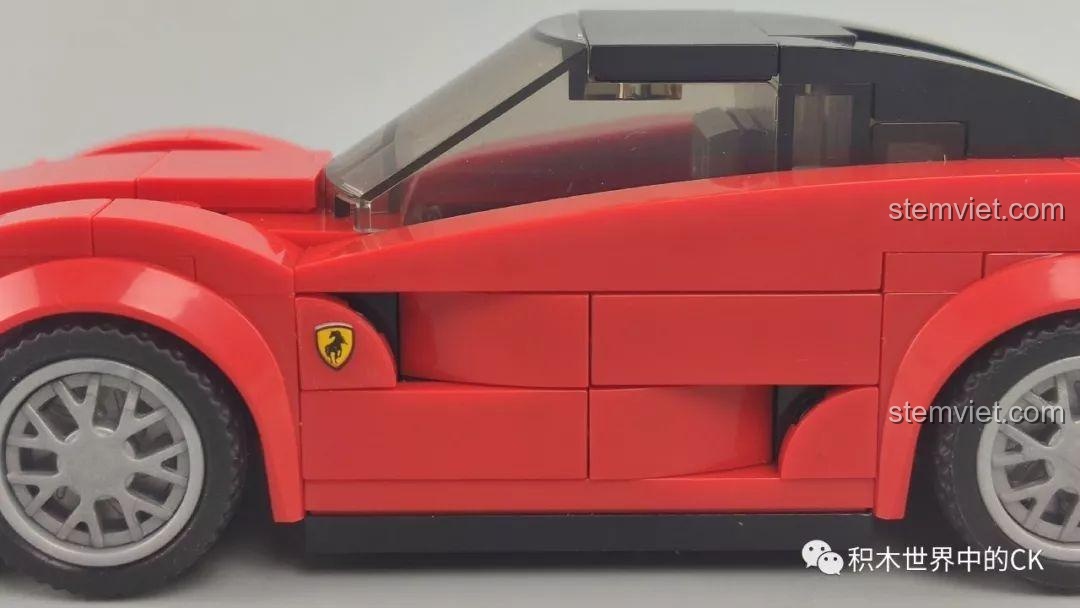 Cận cảnh thân xe của mô hình xe đua màu đỏ Sembo 607049, với logo và chi tiết bên hông.