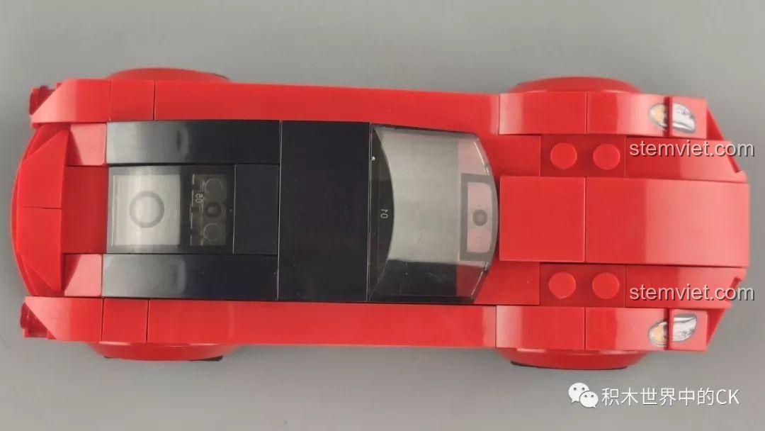 Góc nhìn từ trên xuống của mô hình xe đua màu đỏ Sembo 607049, với mái xe đen.