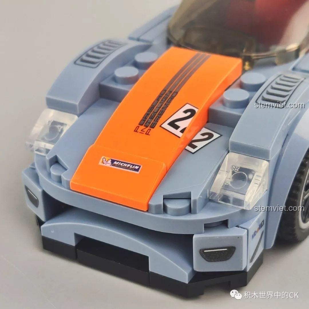 Cận cảnh phần động cơ và cánh gió sau của mô hình xe đua màu xám cam Sembo 607050.