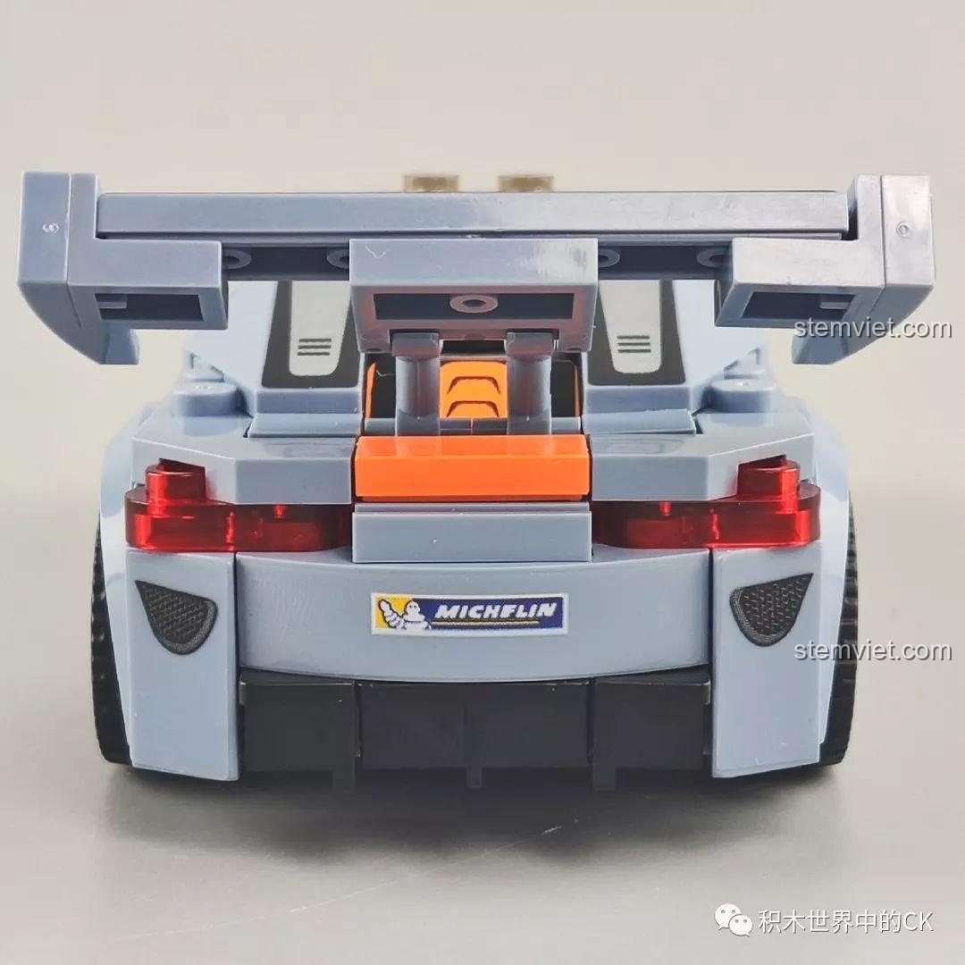 Mặt sau của mô hình xe đua màu xám cam Sembo 607050, hiển thị logo Michelin.