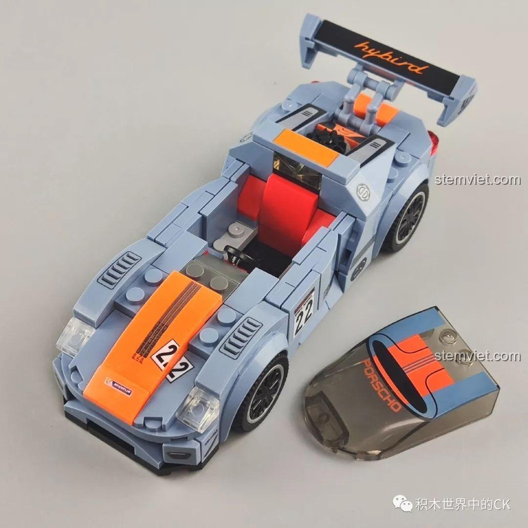 Cận cảnh thân xe của mô hình xe đua màu xám cam Sembo 607050, với logo và số đua.