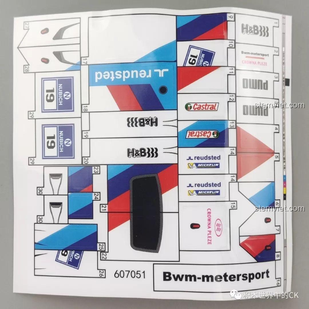 Góc nhìn 3/4 phía sau của mô hình xe đua BMW Z4 màu trắng Sembo 607051, với đèn hậu và cánh gió.