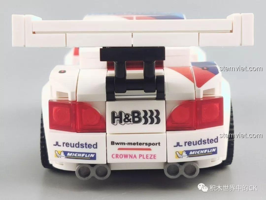 Cận cảnh phần đuôi xe của mô hình xe đua BMW Z4 màu trắng Sembo 607051, với ống xả và logo.