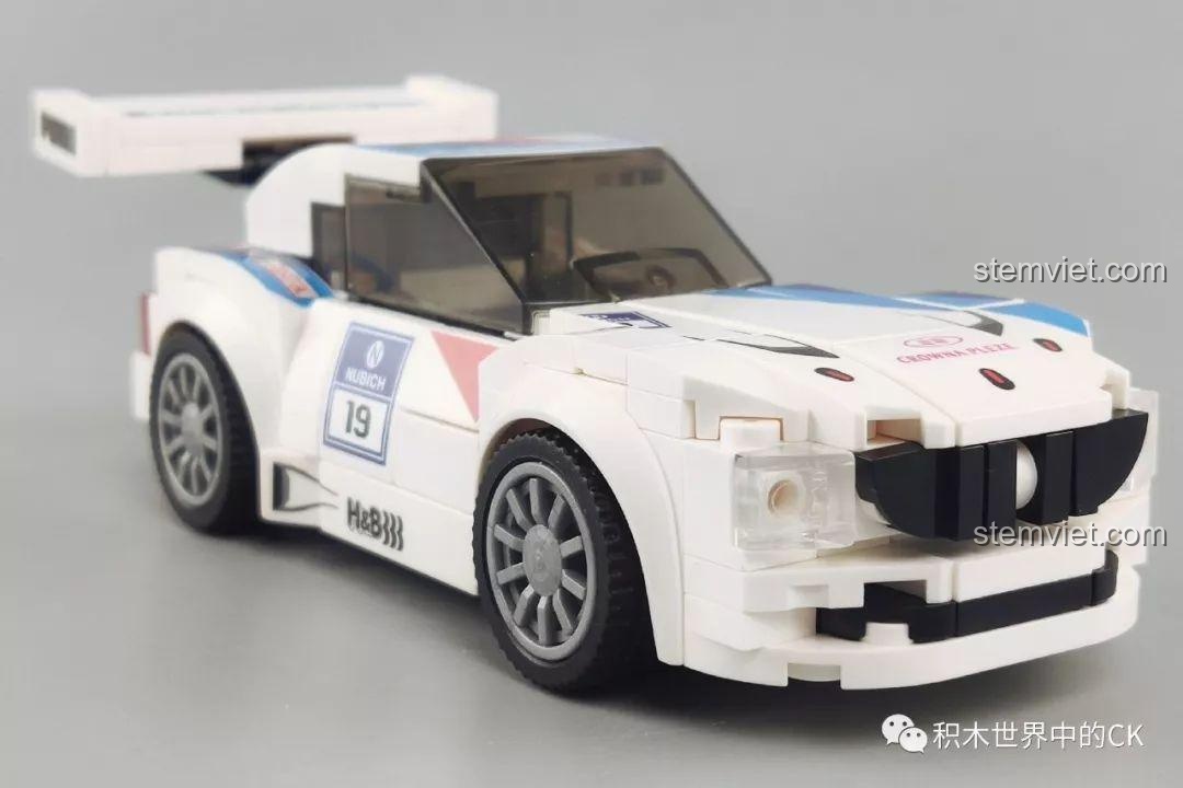 Mô hình xe đua BMW Z4 màu trắng Sembo 607051, minifigure tay đua và khung vành bánh xe dự phòng.