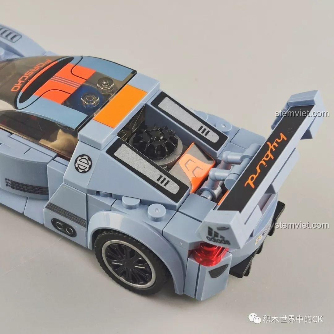 Mở hộp bộ lắp ghép Sembo 607051 BMW Z4, các túi mảnh ghép màu trắng, xanh, đỏ cùng sách hướng dẫn.