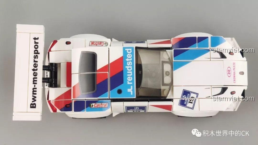 Cận cảnh phần ống xả của mô hình xe đua BMW Z4 màu trắng Sembo 607051, với logo Michelin.