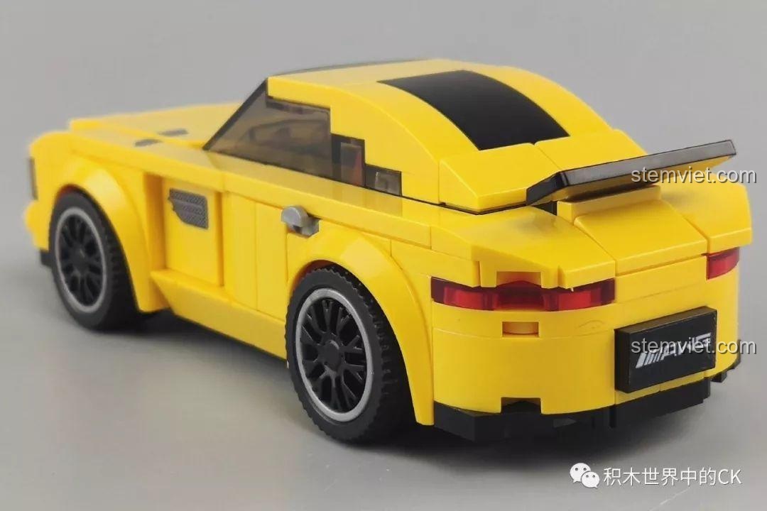 Cận cảnh phần đuôi xe của mô hình xe đua màu vàng Sembo 607052, với logo AMG.