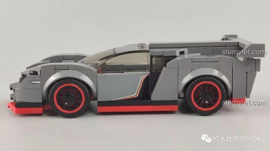 Cạnh bên của siêu xe SEMBO 607057 màu xám, thể hiện đường nét mượt mà và bánh xe thể thao.