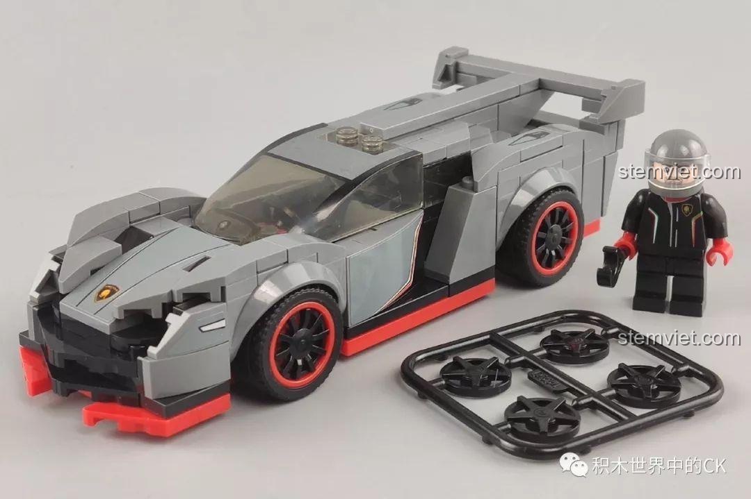 Mô hình siêu xe SEMBO 607057 màu xám đã hoàn thành, cùng với minifigure và phụ kiện bánh xe.