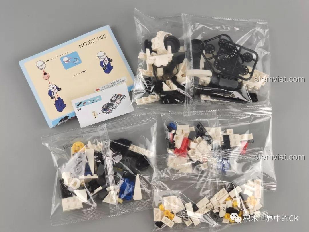 Các túi mảnh ghép và sách hướng dẫn lắp ráp cho bộ SEMBO 607058, chuẩn bị cho trải nghiệm lắp ráp.