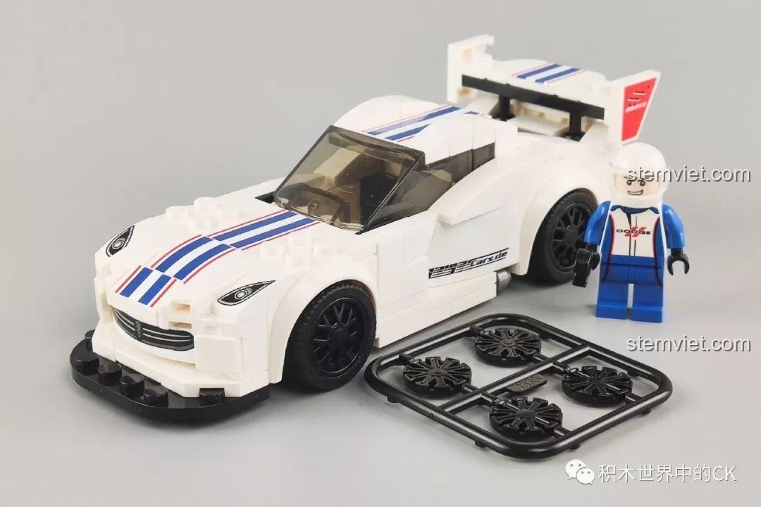 Mô hình siêu xe SEMBO 607058 màu trắng đã hoàn thành, với các đường sọc thể thao nổi bật.