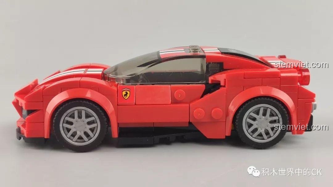 Cạnh bên của siêu xe SEMBO 607059 màu đỏ, thể hiện đường nét mượt mà và logo bên hông.