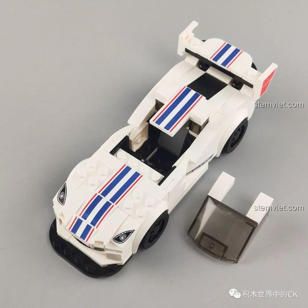 Minifigure tay đua ngồi trong khoang lái của mô hình Bộ Lắp Ráp Siêu Xe Ferrari 488 Pista SEMBO 607059.