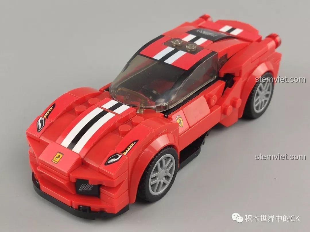 Góc nhìn 3/4 phía trước của siêu xe SEMBO 607059 màu đỏ, nổi bật với sọc trắng đen.