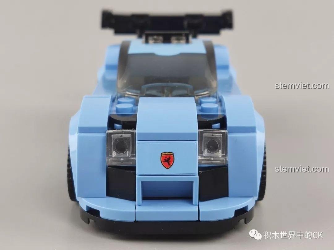 Cạnh bên của siêu xe SEMBO 607060 Apollo S màu xanh dương, thể hiện đường nét mượt mà.