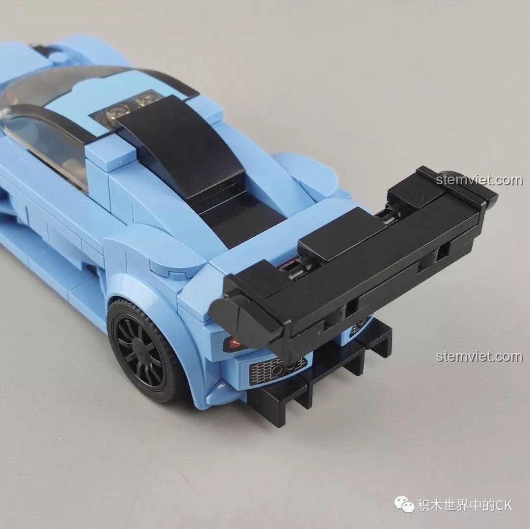 Cận cảnh chi tiết phần đuôi của siêu xe SEMBO 607060 Apollo S, với ống xả và lưới tản nhiệt.