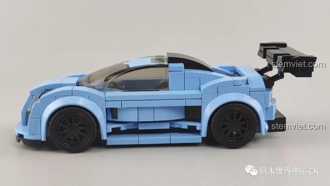 Góc nhìn 3/4 phía sau của siêu xe SEMBO 607060 Apollo S màu xanh dương, với cánh gió lớn.
