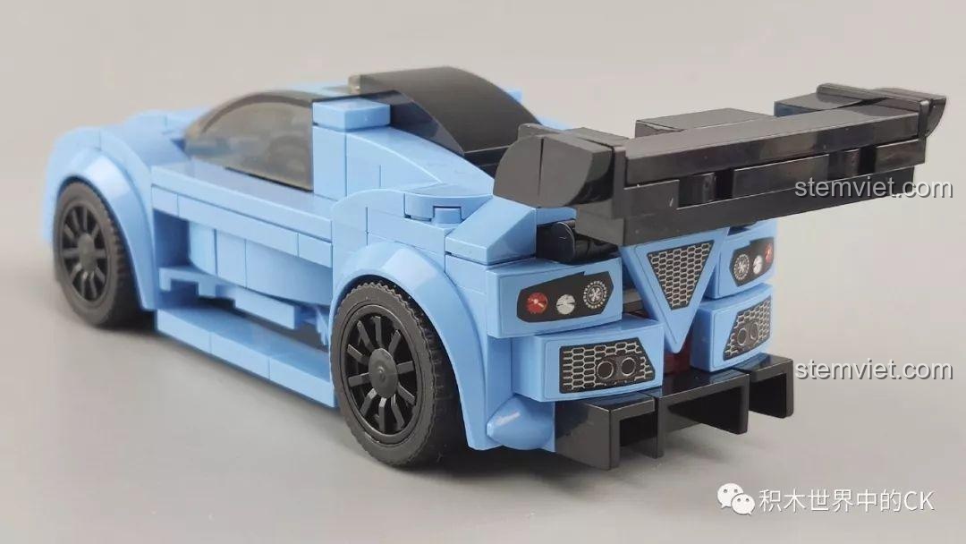 Mặt sau của siêu xe SEMBO 607060 Apollo S màu xanh dương, với lưới tản nhiệt và ống xả.