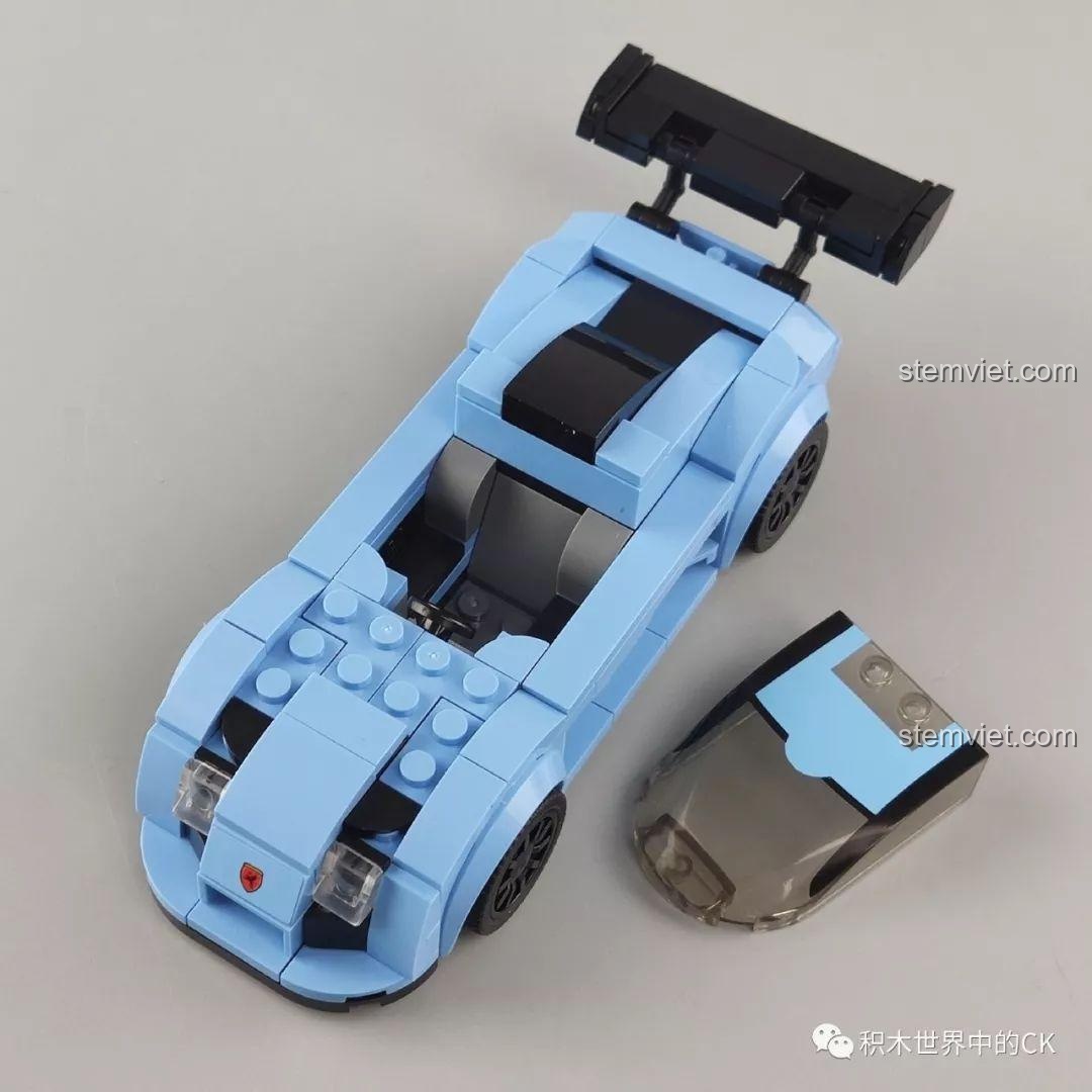 Mô hình siêu xe SEMBO 607060 Apollo S với minifigure lái xe đã được đặt vào buồng lái.