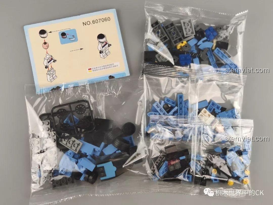 Các túi mảnh ghép và sách hướng dẫn lắp ráp cho bộ SEMBO 607060 Siêu xe Apollo S, sẵn sàng để lắp ráp.