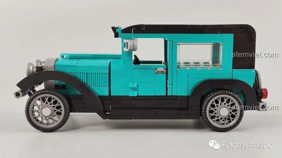 Mô hình xe cổ điển 607402 Xe Mercedes-Benz 500K Tourer Mayfair đã hoàn thiện, góc 3/4 phía trước, chi tiết tinh xảo, màu đỏ đen nổi bật, dành cho bé trai 6 tuổi.