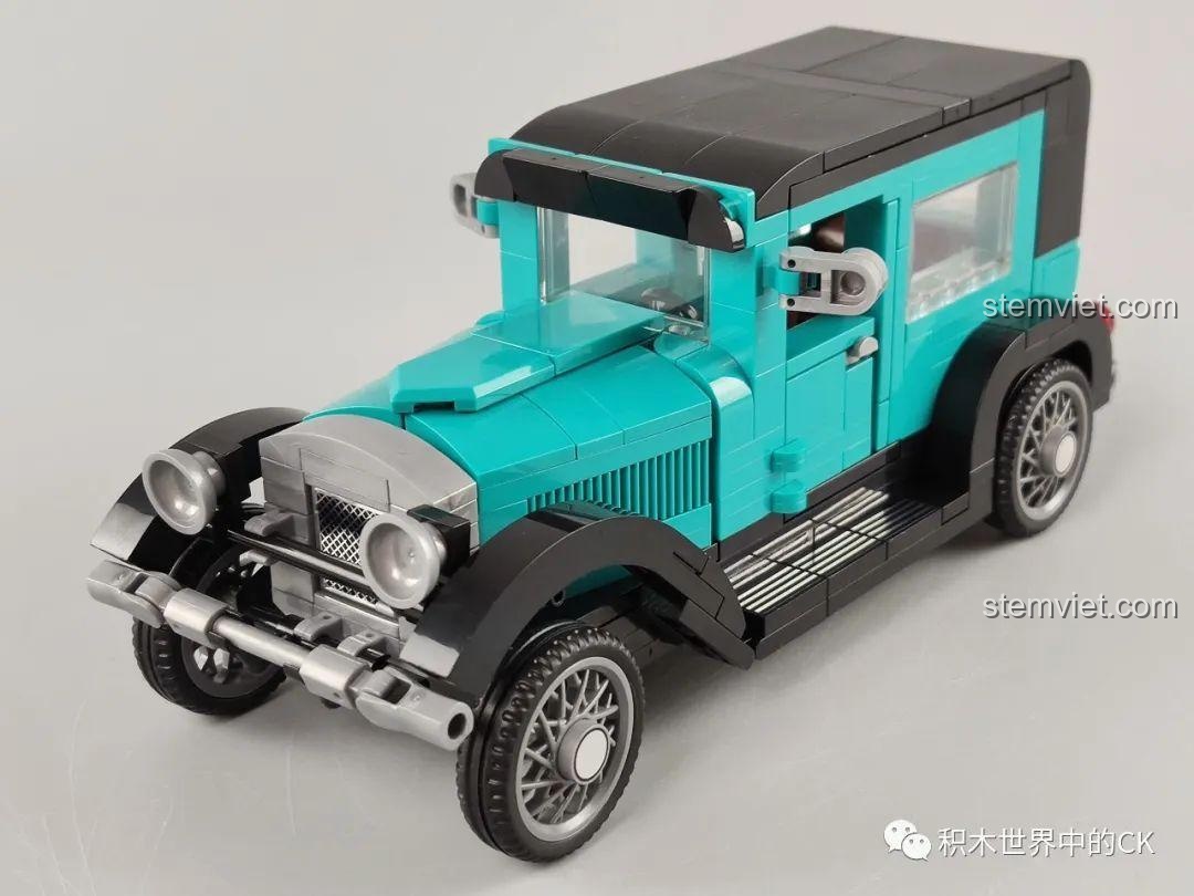 Khung gầm Xe Mercedes-Benz 500K Tourer Mayfair SEMBO 607402 đang được lắp ráp, thể hiện cấu trúc chắc chắn của mô hình xe cổ điển, phù hợp bé trai 6 tuổi.