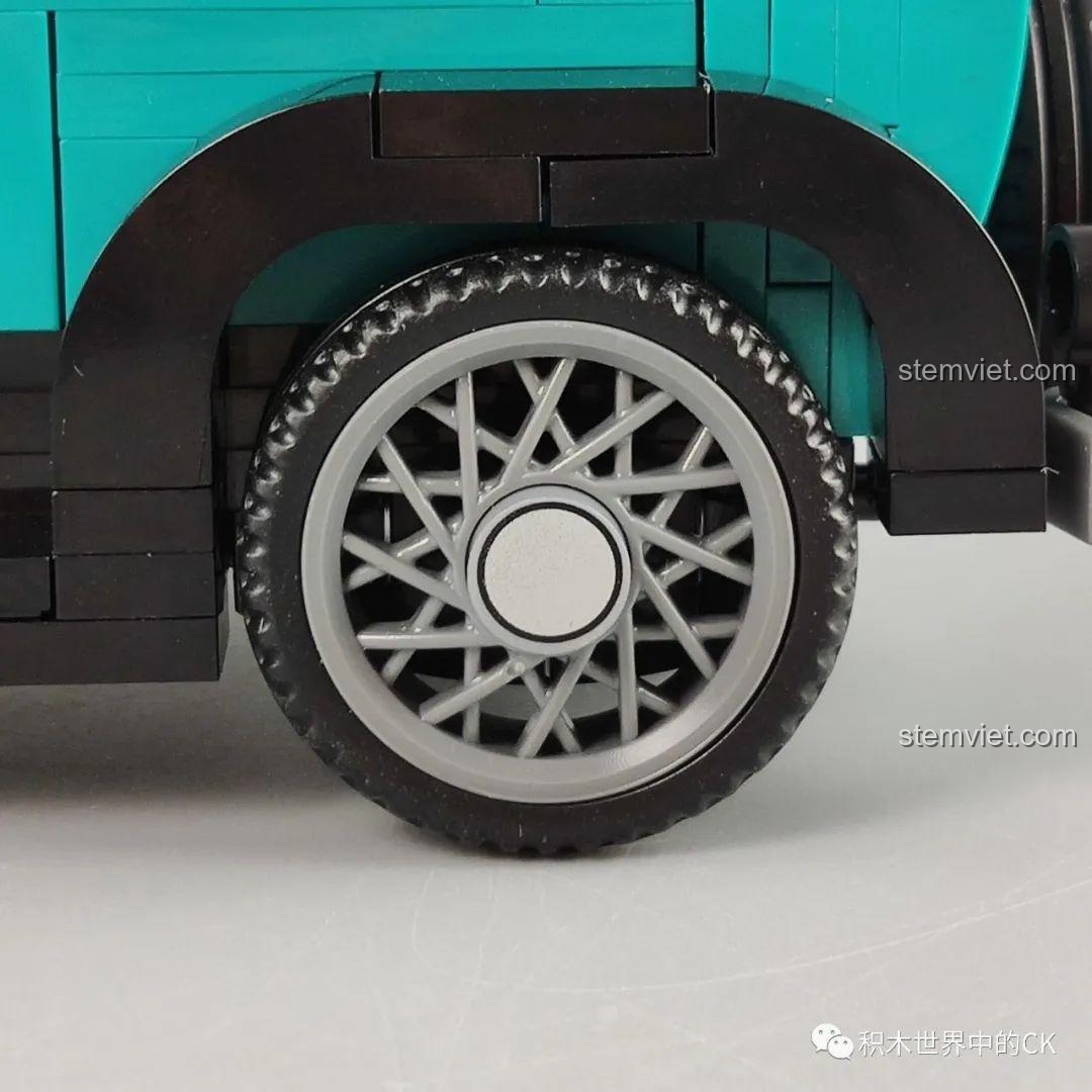 Cận cảnh lưới tản nhiệt và cản trước của bộ xếp hình Xe cổ điển Mercedes-Benz 500K Tourer Mayfair, thể hiện độ chi tiết cao của mô hình, phù hợp bé trai 6 tuổi.