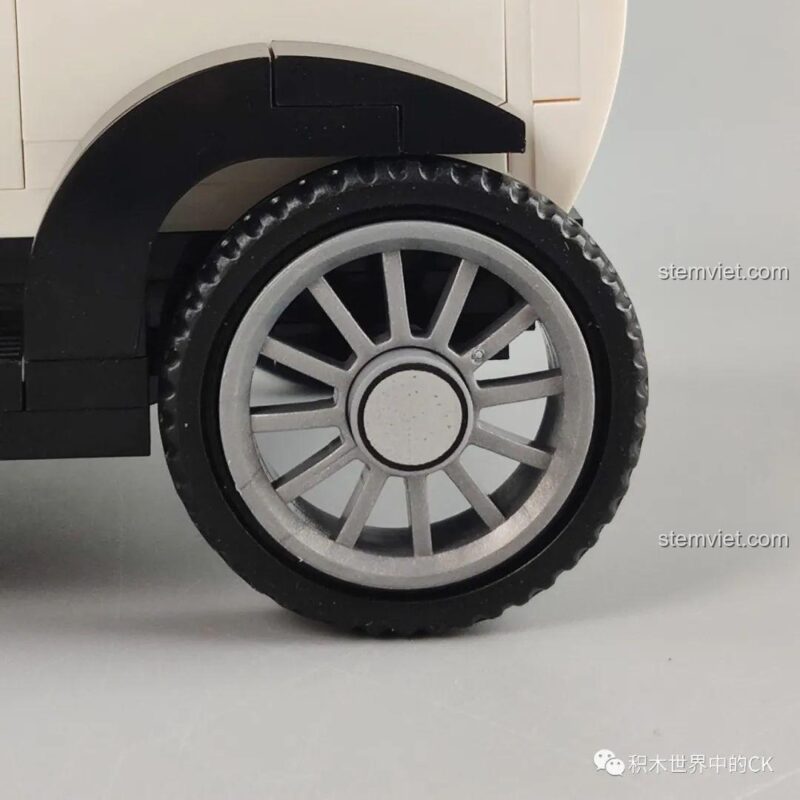 Phần đuôi xe với bánh dự phòng của đồ chơi mô hình 607403 SEMBO, chi tiết đèn hậu, là điểm nhấn của bộ đồ chơi xe Citroen Type A 1919.