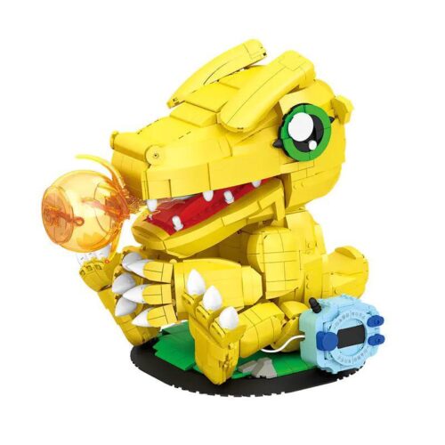 Ảnh chụp mô hình đồ chơi mô hình Digimon Agumon SEMBO 609323 sau khi lắp ráp hoàn chỉnh, nổi bật với màu vàng và hiệu ứng quả cầu lửa.