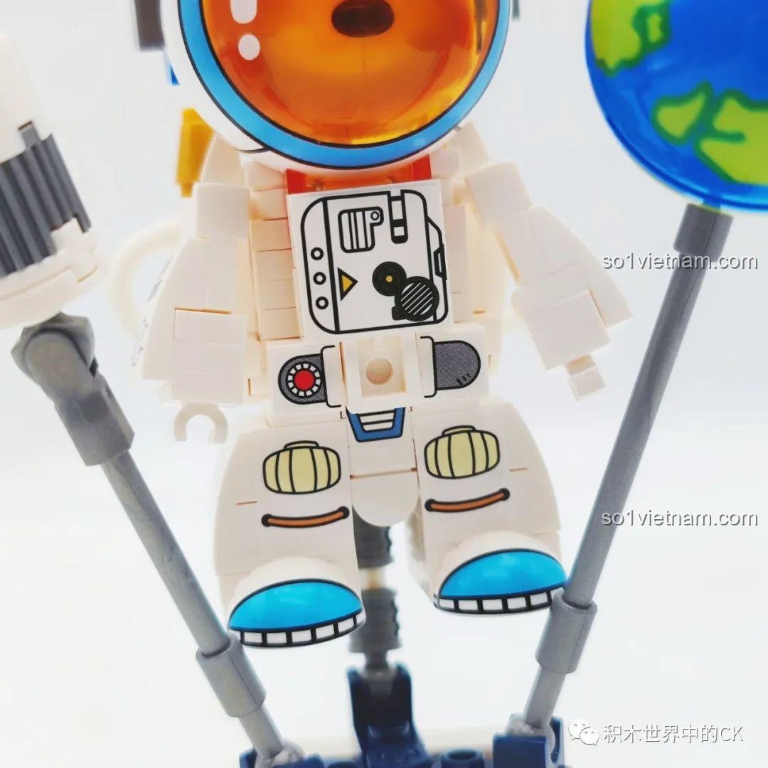 Mô hình SEMBO 612012 Phi hành gia vũ trụ trưng bày trên kệ