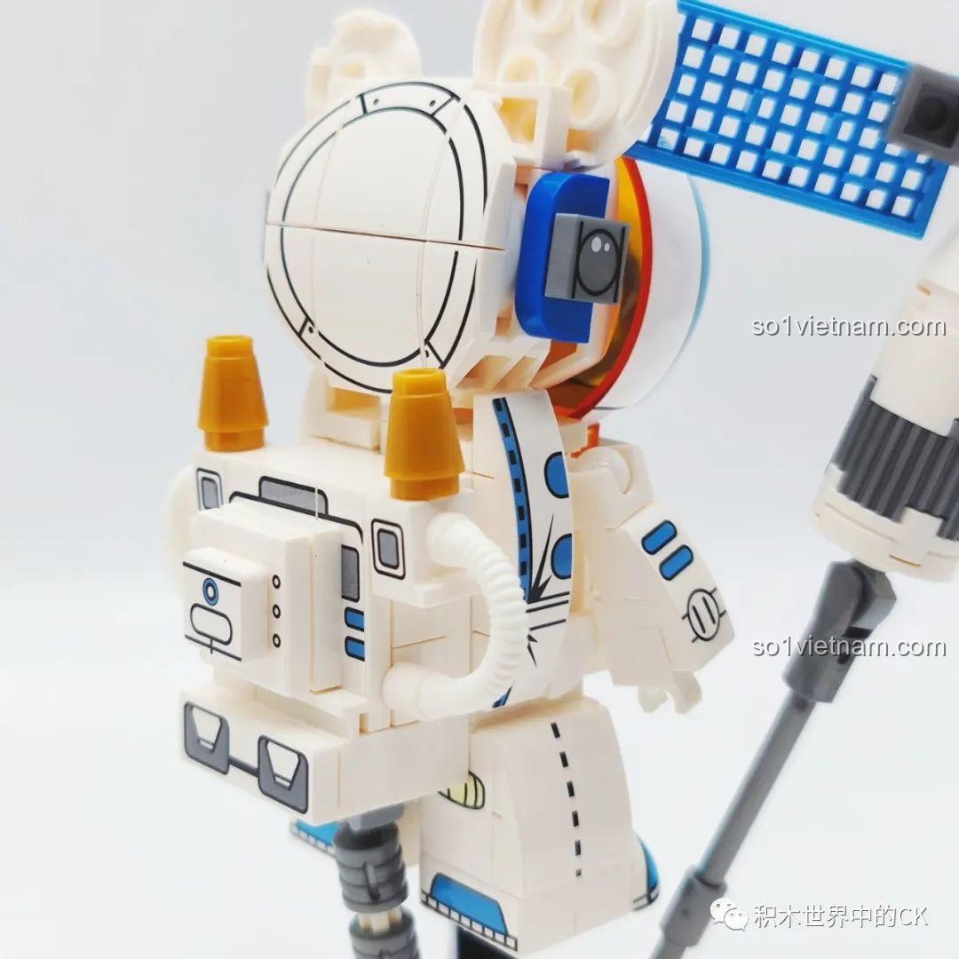 Mô hình SEMBO 612012 Phi hành gia vũ trụ trưng bày trên bàn làm việc