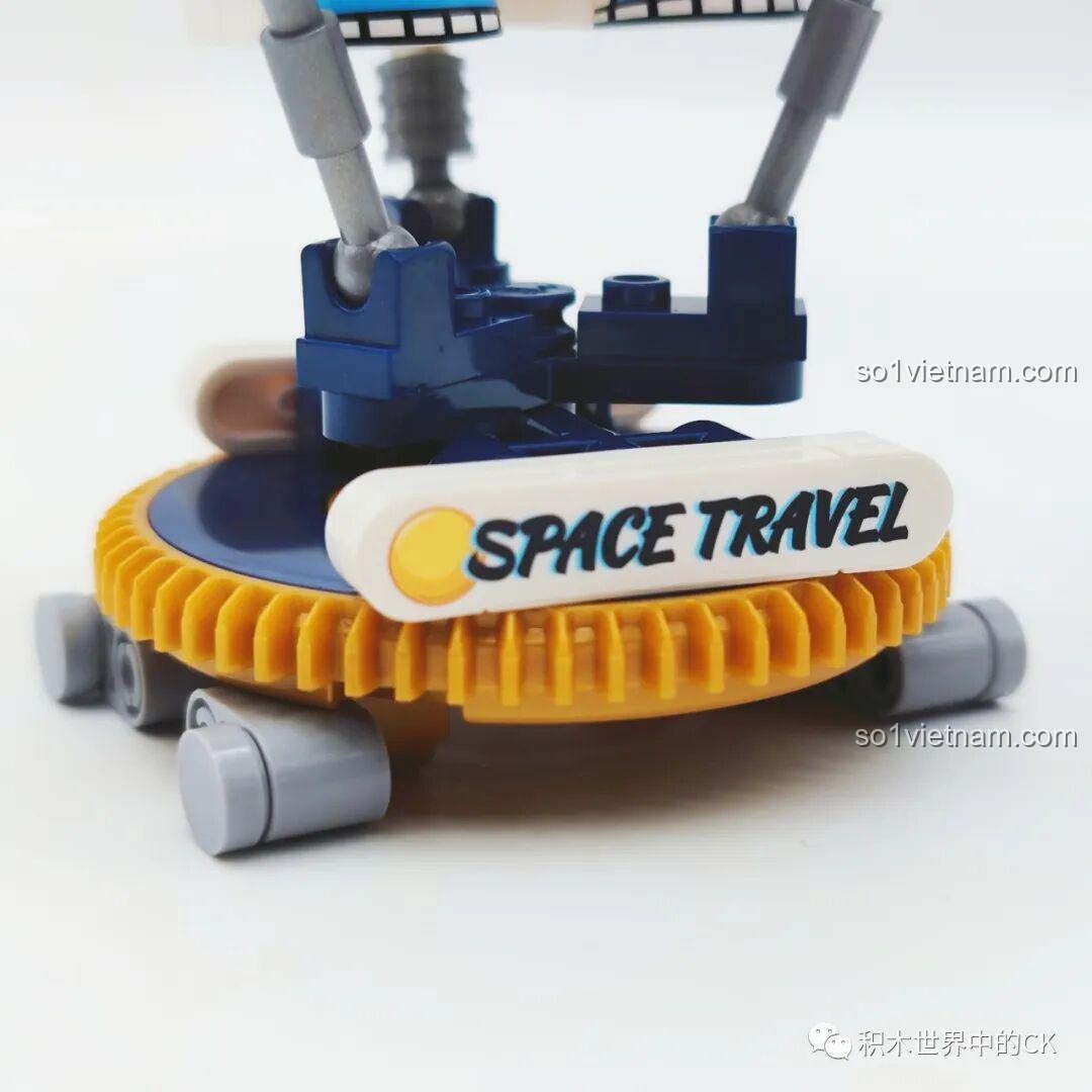 Mô hình SEMBO 612012 Phi hành gia vũ trụ trưng bày cùng các mô hình khác