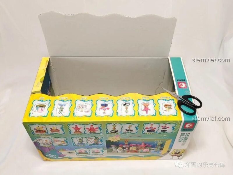 Gia đình SpongeBob 612 211 hộp được cắt mở, hé lộ không gian trưng bày bên trong, sáng tạo và tiện lợi cho bé 6 tuổi.
