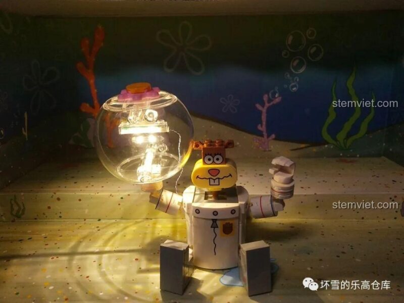 Đồ chơi xây dựng Gia đình SpongeBob Sembo 612211: Sandy với tính năng đèn LED phát sáng trong mũ bảo hiểm, tạo hiệu ứng ấn tượng.