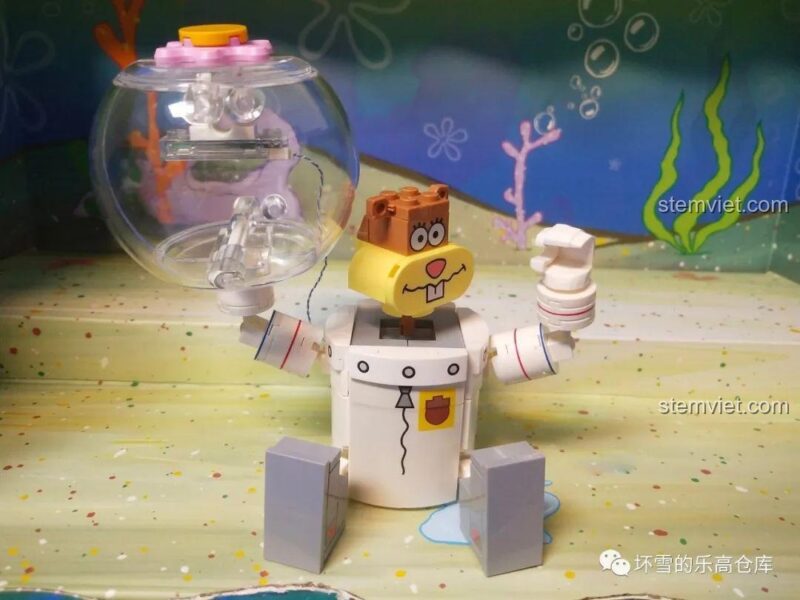 Bộ lắp ghép Bộ nhân vật SpongeBob Sembo 612211: Sandy với các khớp cầu linh hoạt, cho phép tạo nhiều tư thế khác nhau, kích thích sáng tạo cho bé 6 tuổi.