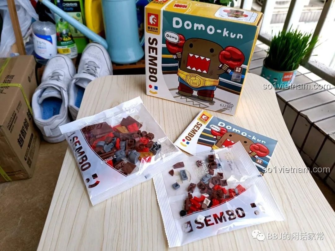 Các túi chi tiết bên trong hộp đồ chơi SEMBO 612502 Domo-Kun Quyền Vương Đai Vàng