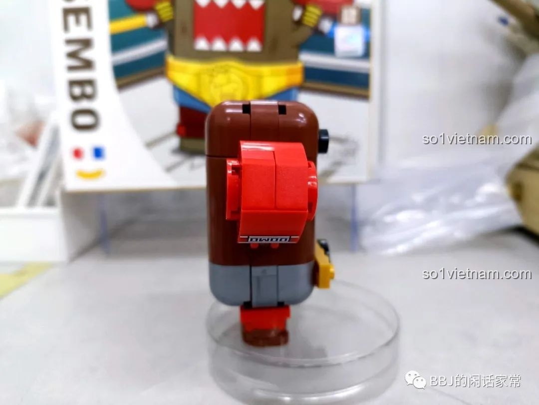 Mô hình Domo-Kun Quyền Vương đã hoàn thiện trên đế trưng bày