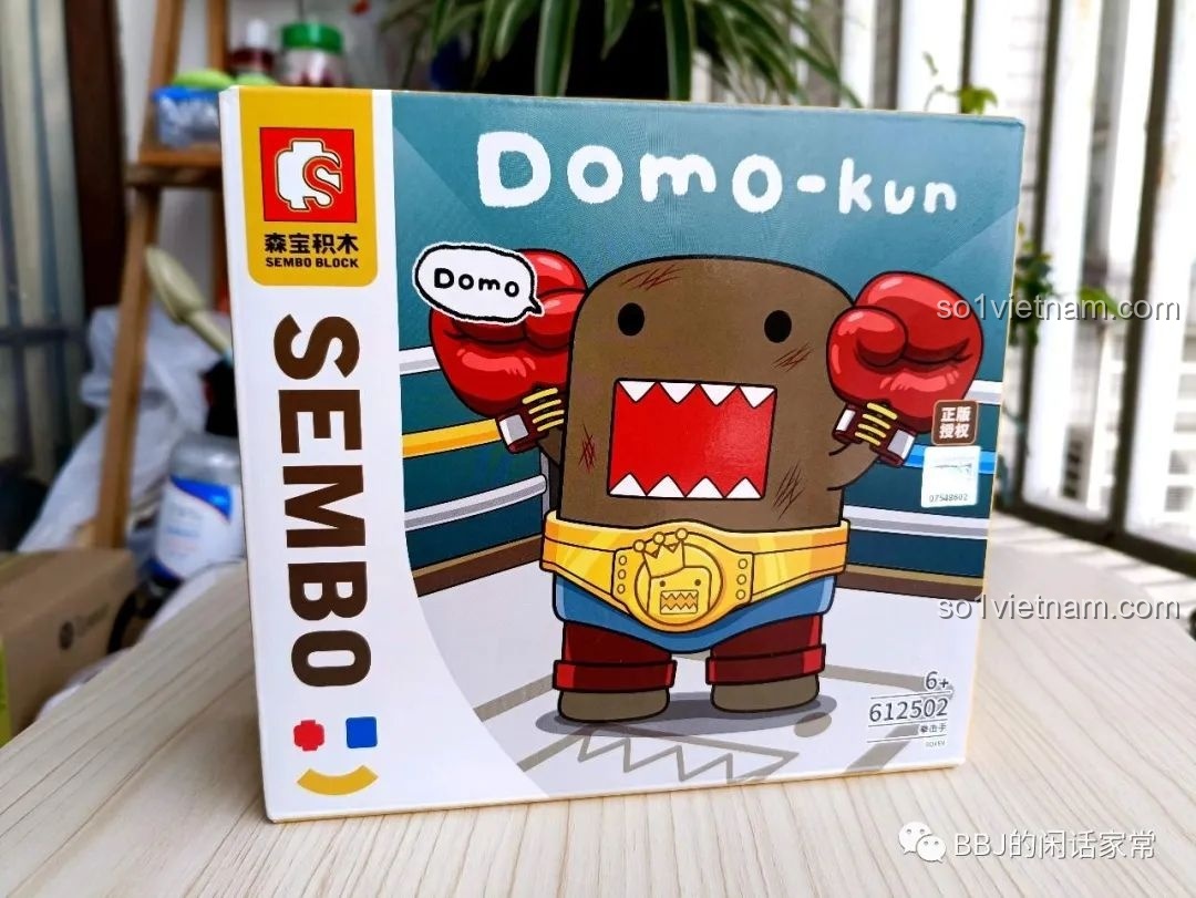 Hộp đồ chơi lắp ráp SEMBO 612502 Domo-Kun Quyền Vương Đai Vàng với hình ảnh Domo-Kun đeo găng boxing và đai vàng