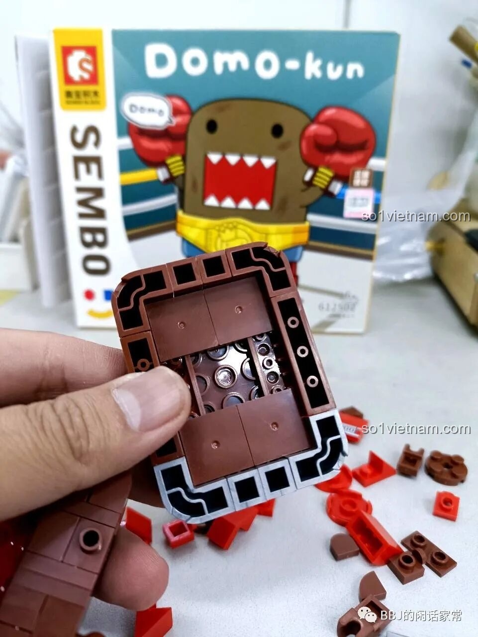 Cận cảnh quá trình lắp ráp phần đầu của Domo-Kun Quyền Vương