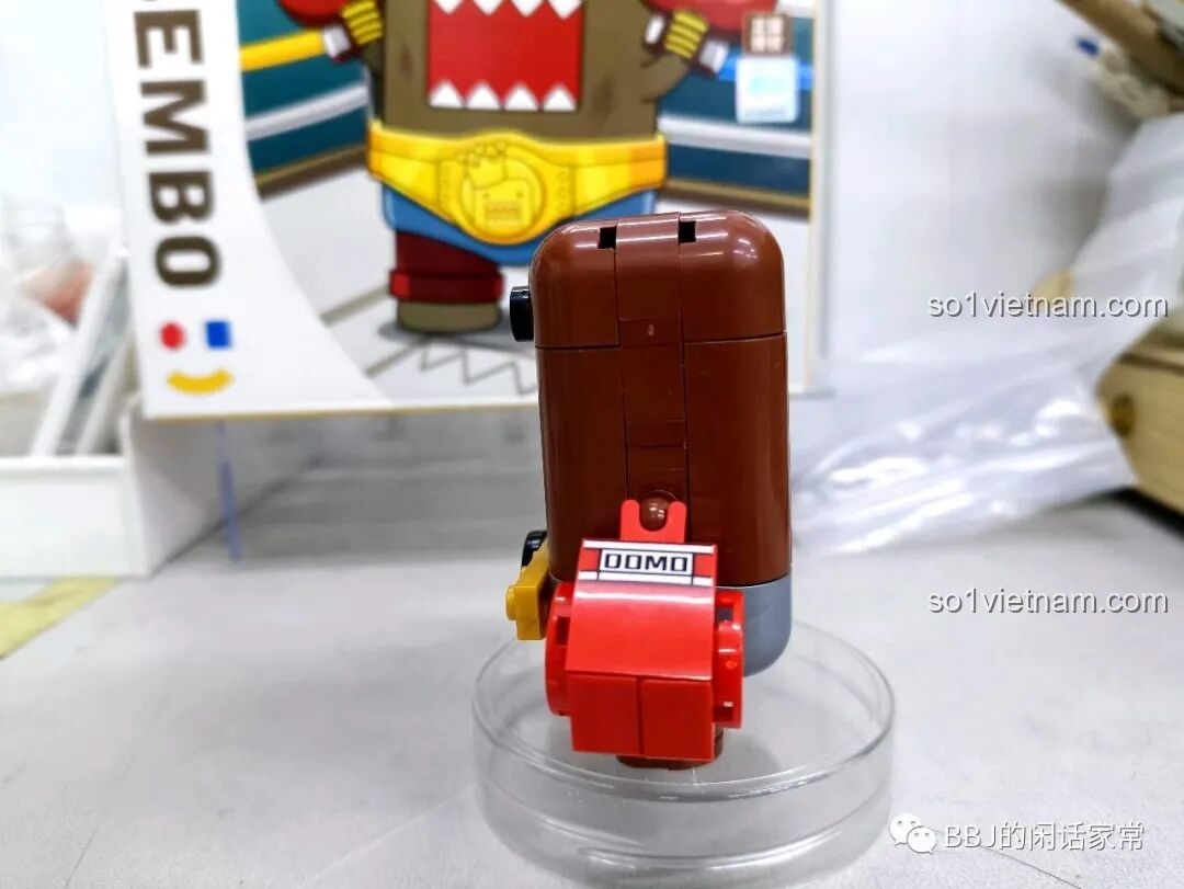 Cận cảnh mặt sau của mô hình Domo-Kun Quyền Vương đã hoàn thiện